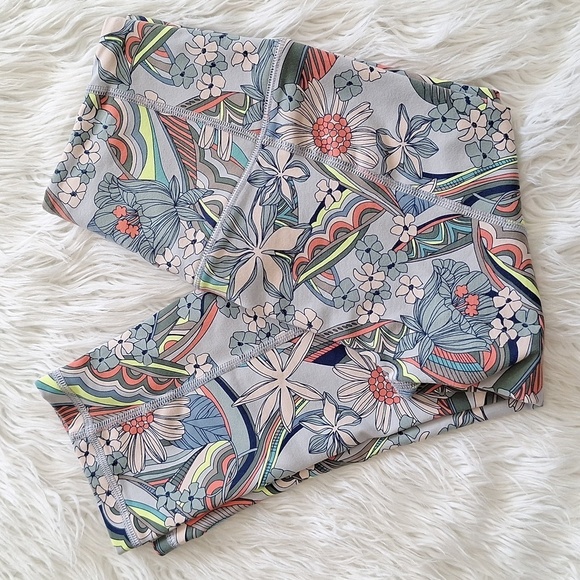Victoria’s Secret Sport Knockout Vibrant Floral Capri Leggings - Picture 1 of 13